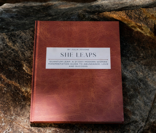 She Leaps - Quantum Leap: A 21 Day Modern Woman Manifestation Guide to Abundance, Love and Success